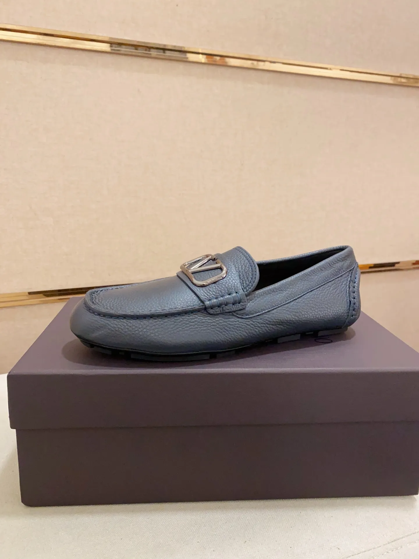 Men's shoes💰: 680💰VALENTINO, made of imported cowhide with imported water-dyed cowhide lining, iconic hardware and iconic wear-resistant outsole. 38-44. 45 VALENTINO packaging can be customized to enjoy the brand’s iconic product packaging
